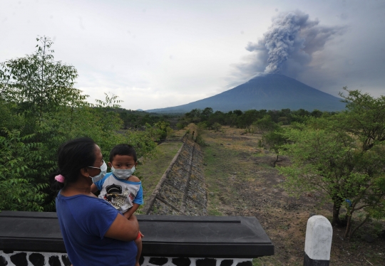 Muntahan abu vulkanik Gunung Agung jadi tontonan heboh warga Bali