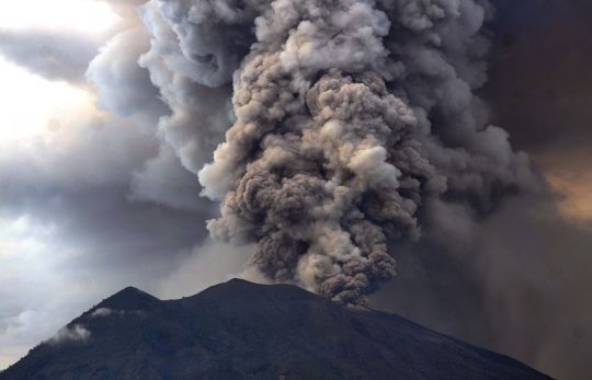 Muntahan abu vulkanik Gunung Agung jadi tontonan heboh warga Bali