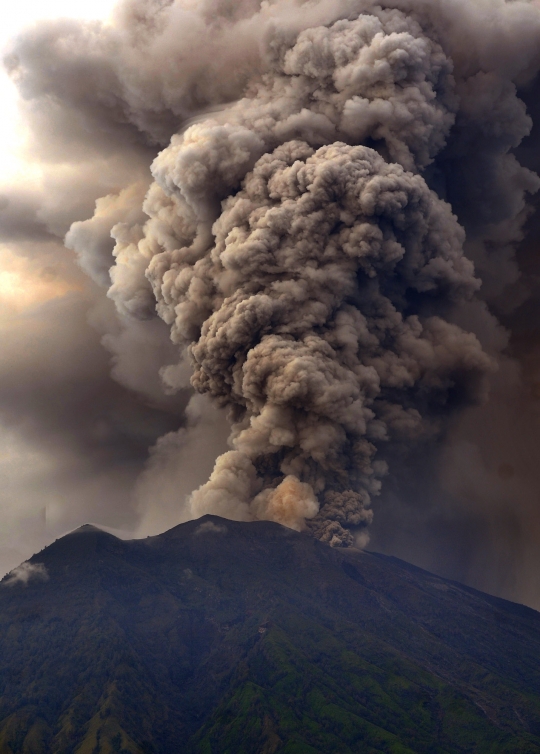 Muntahan abu vulkanik Gunung Agung jadi tontonan heboh warga Bali