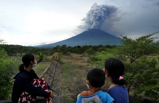 Muntahan abu vulkanik Gunung Agung jadi tontonan heboh warga Bali