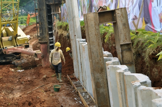 Melihat cara alat berat pasang turap di Kali Baru Cijantung