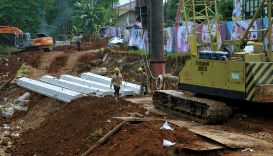 Melihat cara alat berat pasang turap di Kali Baru Cijantung