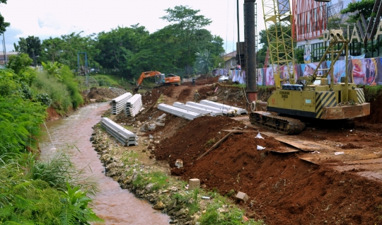 Melihat cara alat berat pasang turap di Kali Baru Cijantung