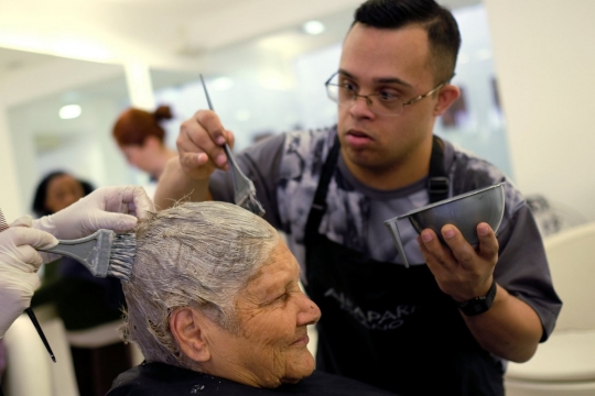 Ekspresi para lansia ketika mempercantik diri di salon kecantikan