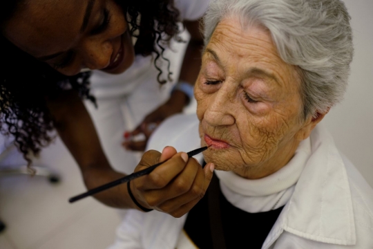 Ekspresi para lansia ketika mempercantik diri di salon kecantikan