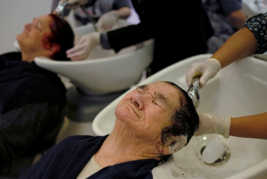 Ekspresi para lansia ketika mempercantik diri di salon kecantikan