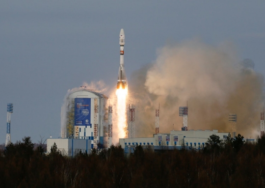 Rusia luncurkan roket bermuatan satelit pemantau ke lapisan atmosfer