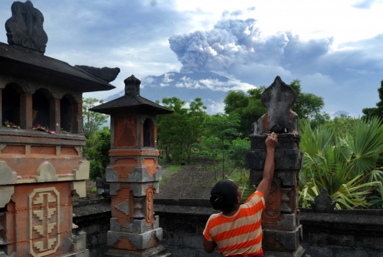 Warga Karangasem berdoa mohon keselamatan di tengah erupsi Gunung Agung