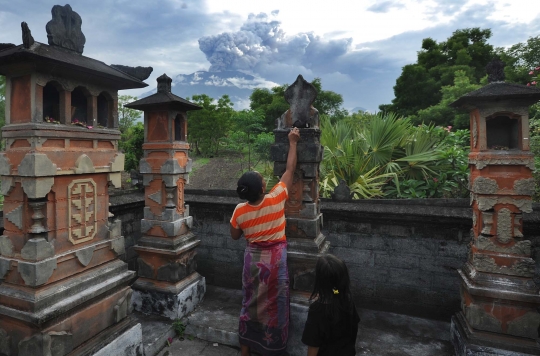 Warga Karangasem berdoa mohon keselamatan di tengah erupsi Gunung Agung