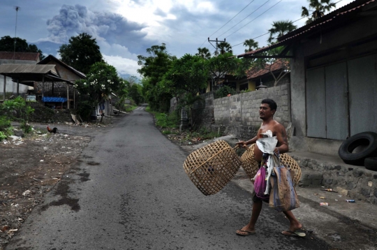 Aktivitas Gunung Agung makin bahaya, warga Karangasem mulai mengungsi