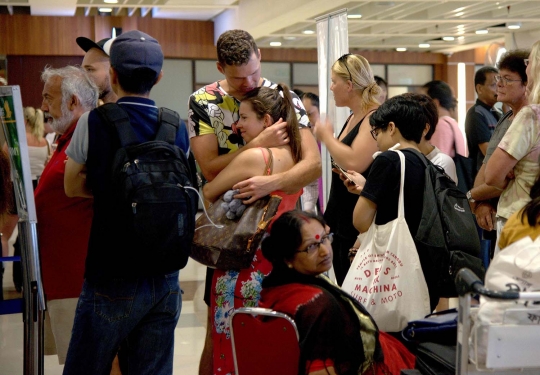 Kegelisahan ribuan wisatawan tertahan di Bandara Ngurah Rai