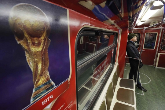 Penampakan kereta bertema Piala Dunia di Rusia