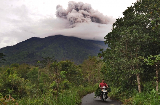 Sebagian warga masih nekat beraktivitas di zona merah Gunung Agung