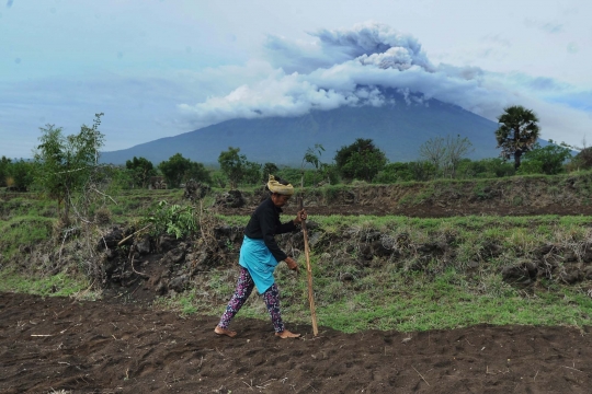 Sebagian warga masih nekat beraktivitas di zona merah Gunung Agung