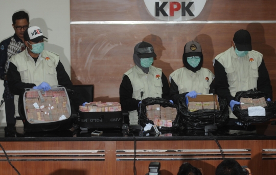 Ini tumpukan uang dalam koper dan kardus hasil OTT KPK di Jambi