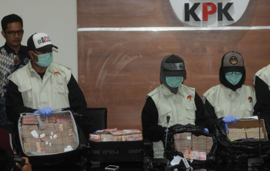 Ini tumpukan uang dalam koper dan kardus hasil OTT KPK di Jambi