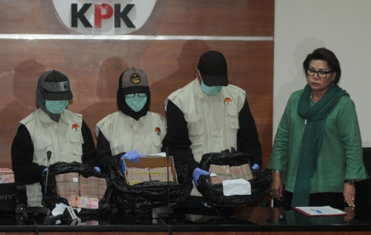 Ini tumpukan uang dalam koper dan kardus hasil OTT KPK di Jambi