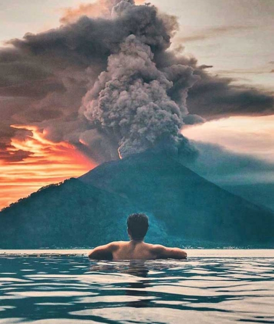 Dramatisnya letusan Gunung Agung hasil jepretan netizen