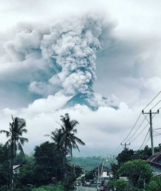 Dramatisnya letusan Gunung Agung hasil jepretan netizen