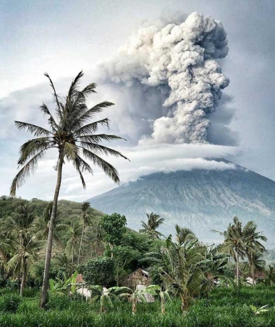 Dramatisnya letusan Gunung Agung hasil jepretan netizen