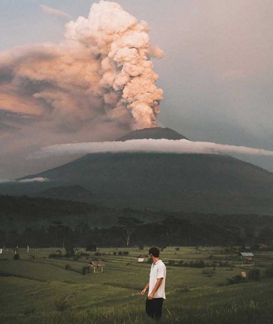 Dramatisnya letusan Gunung Agung hasil jepretan netizen