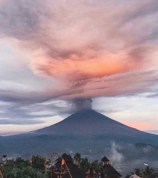 Dramatisnya letusan Gunung Agung hasil jepretan netizen