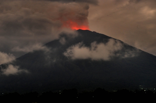 Keeksotisan cahaya magma di Puncak Gunung Agung