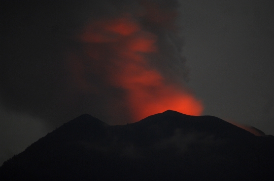 Keeksotisan cahaya magma di Puncak Gunung Agung