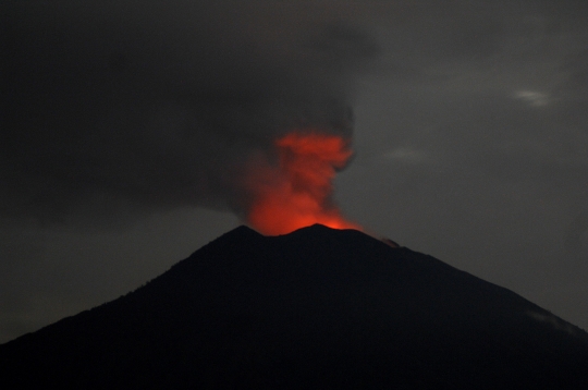 Keeksotisan cahaya magma di Puncak Gunung Agung