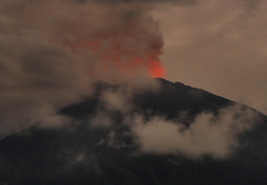 Keeksotisan cahaya magma di Puncak Gunung Agung