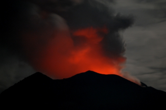 Keeksotisan cahaya magma di Puncak Gunung Agung