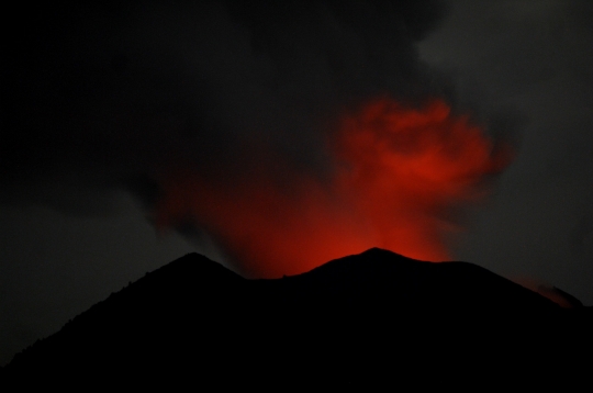 Keeksotisan cahaya magma di Puncak Gunung Agung