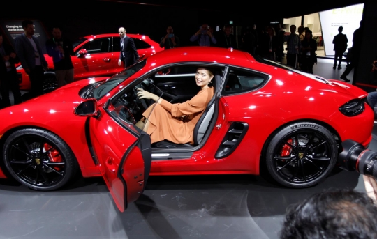 Pose Maria Sharapova saat perkenalkan Porsche 718 Cayman GTS