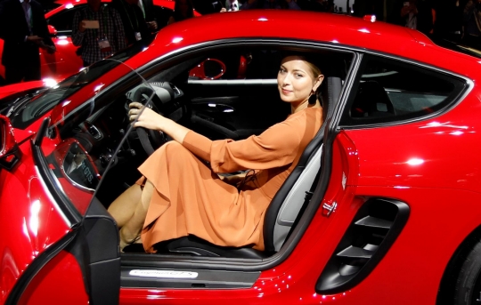 Pose Maria Sharapova saat perkenalkan Porsche 718 Cayman GTS