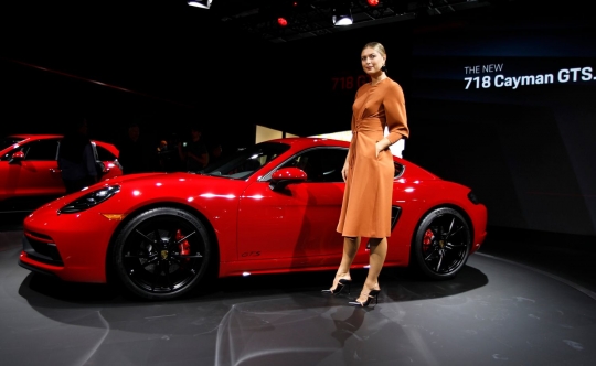 Pose Maria Sharapova saat perkenalkan Porsche 718 Cayman GTS