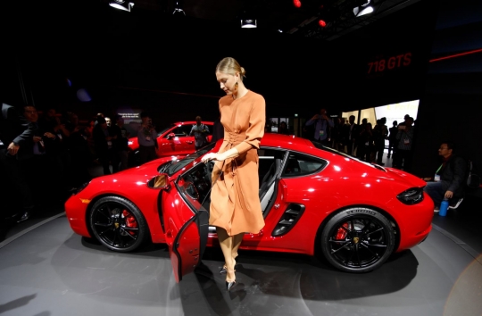 Pose Maria Sharapova saat perkenalkan Porsche 718 Cayman GTS