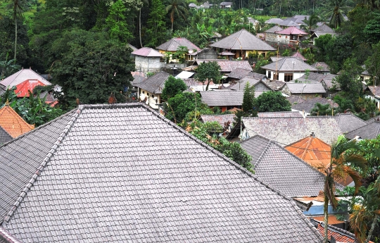 Abu erupsi Gunung Agung selimuti atap rumah warga Bali