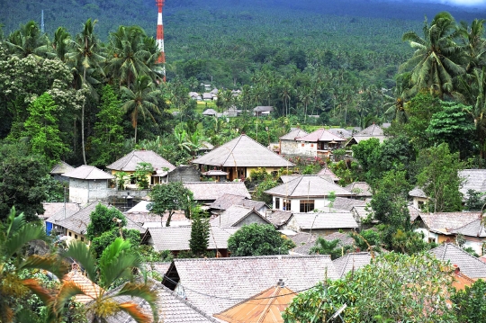 Abu erupsi Gunung Agung selimuti atap rumah warga Bali