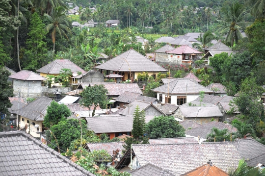 Abu erupsi Gunung Agung selimuti atap rumah warga Bali