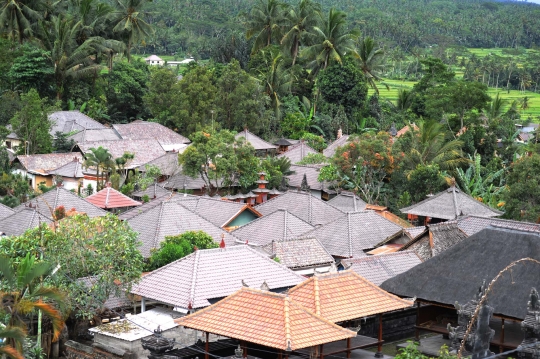 Abu erupsi Gunung Agung selimuti atap rumah warga Bali