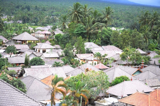 Abu erupsi Gunung Agung selimuti atap rumah warga Bali