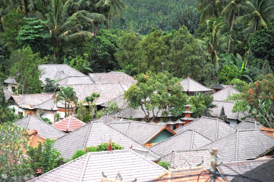 Abu erupsi Gunung Agung selimuti atap rumah warga Bali