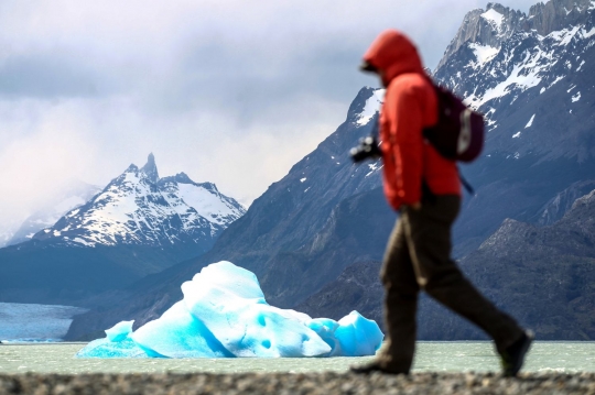 Penampakan es raksasa lepas dari Gletser Grey di taman nasional Chile