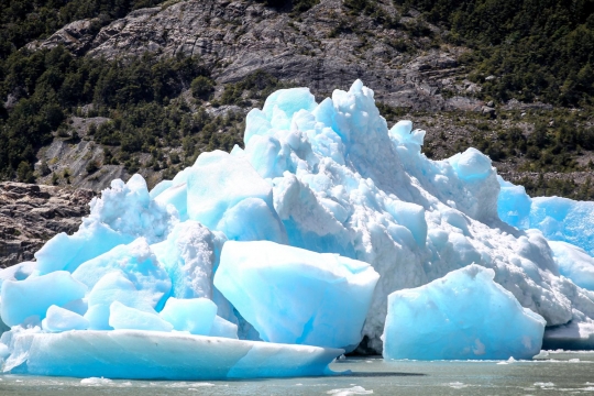 Penampakan es raksasa lepas dari Gletser Grey di taman nasional Chile