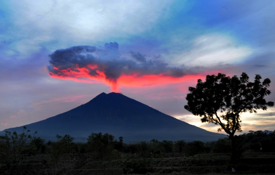 Keindahan Gunung Agung saat masa tenang