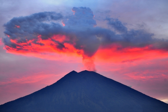 Keindahan Gunung Agung saat masa tenang