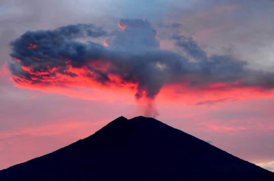 Keindahan Gunung Agung saat masa tenang