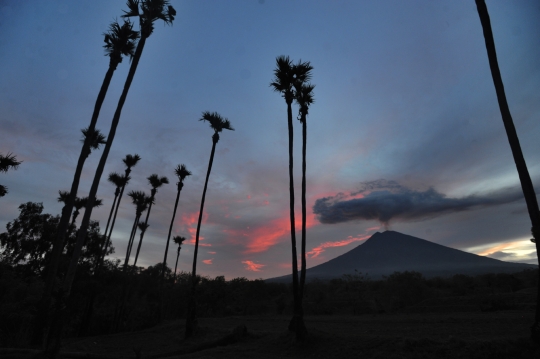 Keindahan Gunung Agung saat masa tenang