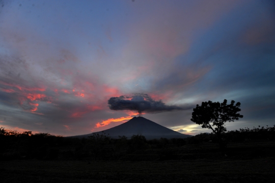 Keindahan Gunung Agung saat masa tenang