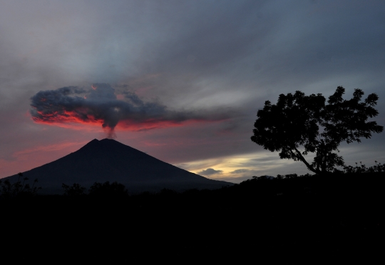 Keindahan Gunung Agung saat masa tenang